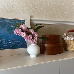 I want my entry way to be clean and simple but still work well. The shaker oval box and bolga basket are awesome for storing things and making the space feel cozy. 🤎
#entranceinterior #hallwayinterior 