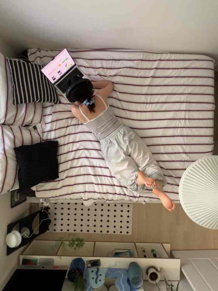 I just wanna rest🛌💭

製品提供|まだ5月なのにもうこの温度にこの湿度、、実話ですか？ 🙊🙊

急激に上がった気温に夏布団に変えてくれました:) 

昨冬、ヌビジオでプレゼントに送ってくださった極細糸の布団をやっとよく使っていましたが、ありがとうございました。

✨深く寝るシアターサーカー夏の羽毛布団✨

最近のように暑い日には汗を流してもくっつかない素材がどれほど重要なのかご存知でしょうか？ 

この商品はシアサーカーなので通気性が大好きで快適です:) 

そして、ほこりや有害物質のようなものが気になるのですが、高密度ワッシングマイクロファイバー生地なので衛生的にも安心になります😌

また夏には布団洗濯でよくするようになるでしょう。ところで洗濯するときに綿が束にならず、ずっと管理が簡単でしたねー！ 

しかも継ぎ目なしでつながるストライプパターンなので、すっきり落ちる感じも本当に気に入るポイント！

夏の羽毛布団を心配しているなら、


＃ヌビジオ＃夏の布団＃布団＃ストライプ布団＃布団セットおすすめ＃シアーサーカー布団＃布団推奨＃夏の布団の推奨 