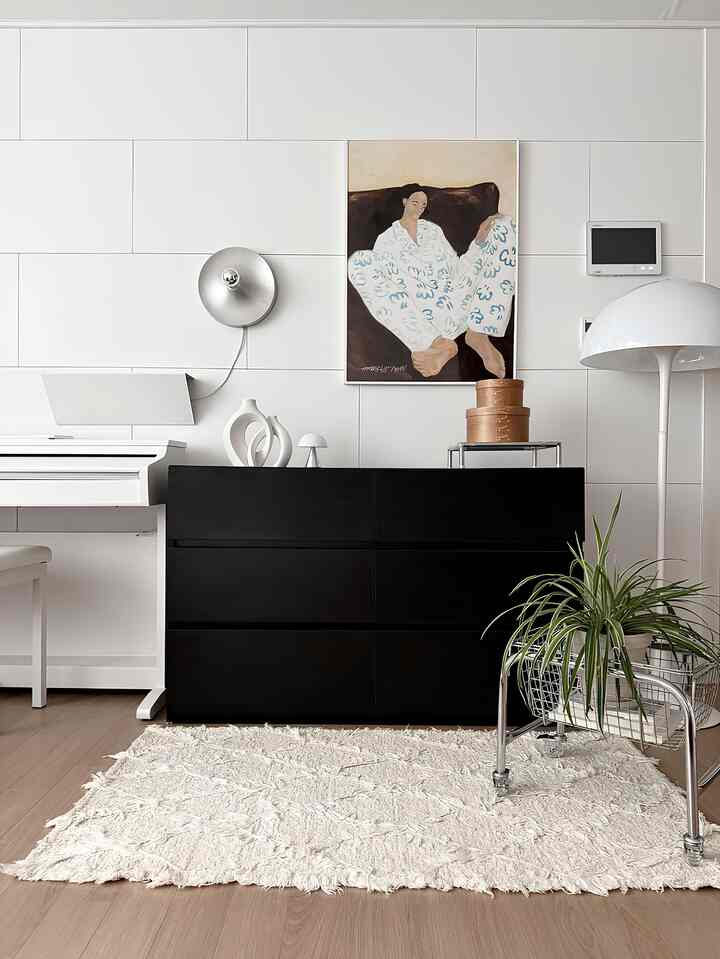 #ブラックインテリア 

マットにシックでスッキリとしたデザインの 
1200ワイド3段収納場
最近ブラックの魅力に夢中です。
ブラック収納が私の家に来ました🙌🏻

無駄なくきれいでマットだ。
より高級に見えるものがあります〜
リビングルームに転がるリモコン、本などの細かいもの
引き出しに入れて整理するのがいいです。
何より引き出し内部もブラックでディテールまで
気になった家具より気に入っています•͜•

⠀
⠀
⠀

#ドロワー #3段ドロワー #ドロワーお勧め #ブラック家具 #家具 #リビング収納 #モダンインテリア #ブラック＆ホワイト #モノトーンインテリア #収納チラシ #インテリア小物 #blackfurniture #designfurniture #moderninterior