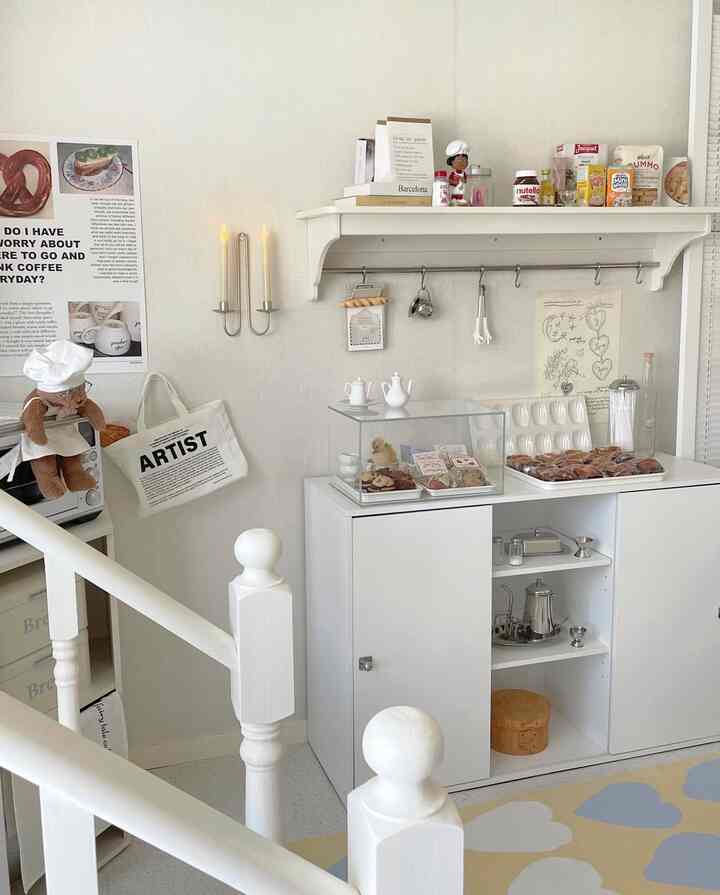 白を基調としたキッチン、整った収納とおうちカフェの要素がある雰囲気のある空間