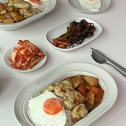 #예쁜템최고야 #콘수프기록
✔️스타우브 커리플레이트
오랜만에 카레! 
보통 돼지고기나 소고기로 하는데 이번엔 닭안심으로 카레 했어요〰️
그릇은 많은 분들의 구매욕구를 뿜뿜시켰던 스타우브 커리플레이트🤭ㅋㅋㅋㅋㅋㅋㅋ 예쁜템 최고!!!!!
버터에 닭안심이랑 야채 볶볶하다가 물 끓이고 고체카레 풀어주면 초간단 완성➰
답방 밀리고 있어요🥹 
곧 와다다닿 폭탄 투척하러 갈게요!!!!!
#카레 #커리 #커리플레이트 #카레그릇 #스타우브 #집밥 #집밥요리 #집밥메뉴 #집밥기록 #집밥이최고 #집밥레시피 #집밥일기 #집밥메뉴추천 
