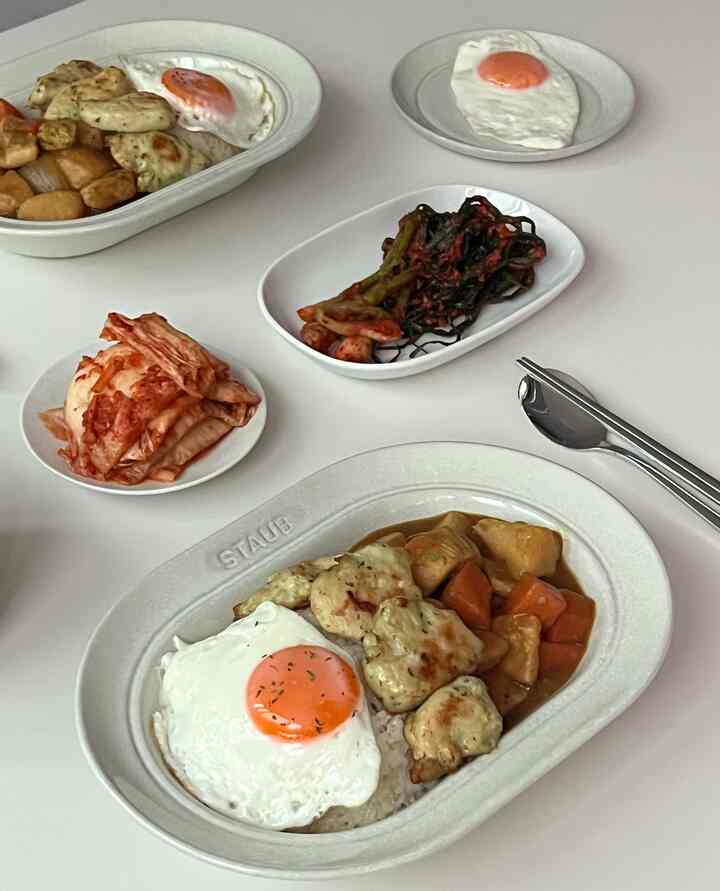 #예쁜템최고야 #콘수프기록

✔️スターウブカリプレート

久しぶりにカレー！ 
普通の豚肉や牛肉にするのに今回は鶏の安心でカレーしました〰️

ボウルは多くの方々の購入欲求を吹き飛ばしたスターウブカリプレート🤭ㅋㅋㅋㅋㅋㅋㅋ

バターに鶏の安心と野菜炒め、水を沸騰させ、固体カレーを放してあげると超簡易仕上げ➰

返事を押さえています🥹  #커리플레이트 #카레그릇 #스타우브 #집밥 #집밥요리 #집밥메뉴 #집밥기록 #집밥이최고 #집밥레시피 #집밥일기  
