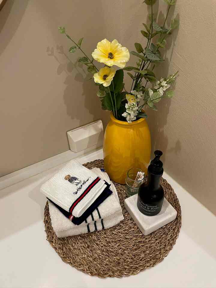 パウダールームやバスルームのひとつにこんなにハンドタオルやローションスペースだけ確保してもカフェやホテルのような雰囲気で演出できますよ☺️ 
季節によって花瓶や調和を変える楽しさも撃ちます！  #콘수프기록  #욕실인테리어 #파우더룸 #파우더룸인테리어 #욕실꾸미기 #바이너리위크 #twb #템버린즈 #이케아 #랄프로렌 {1 