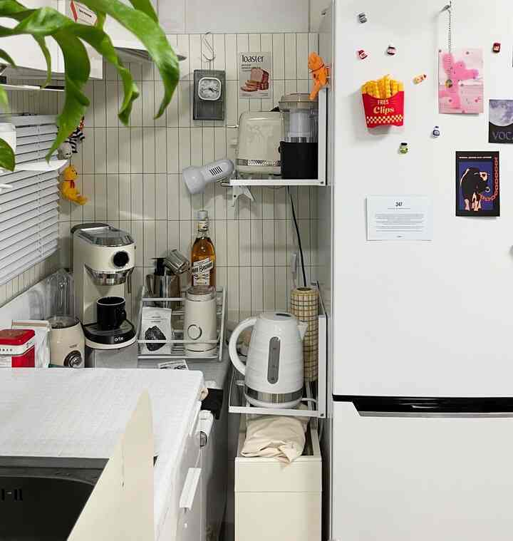 33歳のビルディングキッチンセルフインテリア💭

映像で先にお見せしたこの空間、
片側に用意した私のホームカフェです。
私の好みを感じますか？

夏の日のセルフインテリア完成👏 

/
33歳のビルディングキッチン セルフインテリア💭

영상으로 먼저 보여준 이 공간,
한쪽에 준비한 제 홈 카페입니다.
私の好みを感じますか？

夏の日のセルフインテリア完成👏

/
＃キッチンセルフインテリア＃セルフインテリア＃キッチンインテリア＃ホームカフェ＃ホームカフェゾーン＃ホームカフェインテリア＃ホームカフェ飾り＃コーヒーマシン＃コーヒーマシンおすすめ