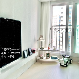 #오감리뷰 프로그램을 통해 제품을 제공받아 직접 사용하고 스타일링한 후기입니다.
저희집 거실이 예뻐졌죠?
미니멀리스트이지만 예쁨은 놓칠 수 없잖아요. 
거실 하늘이 예쁘게 보이는 공간에 놓아둔 레드팩토리의 ‘모노 인테리어 수납 선반‘ 덕에 맑은날에도 흐린날에도 밖을 볼때마다 기분이 좋아져요.
제가 써보니 어떤점이 포인트였는지 남겨볼께요!
📍디자인
-화이트상판과 스틸소재 만남으로 깔끔한 미드센츄리 모던 스타일이예요.
-저희집에 온 선반은 자작나무 느낌의 포인트 엣지필름이 처리되어있어 웜화이트집과 잘 어울려요. 
-상단이 원형으로 포인트가 되어 선반만 있어도 예쁘고, 단차가 있어서 식물장으로 쓰기에도 좋은것 같아요.
📍사이즈
-저희집은 길이 800 /3단 장인데, 800이라
한단에 오브제를 3-4개 놔도 여유가 있어 예뻐요. 그리고 전 눕혀놨지만 책을 세워서 꼽으면 17-20권정도 꼽힐 것 같아요.
-3단이라 높이도 적당해서 거실에 잘어울려요. 
📍기능
-판넬이 15T라서 안정적이고 튼튼해서 무거운것도 잘 버틸것 같아요.
-사진에서보면 깔끔한 느낌의 마감이 돋보이는데, 
판넬내 나사마감 방식이라 외부마감흔적이
없어서 그렇데요.
나사마감은 거슬리기도 하고 오래 쓰다보면 나사머리부분에 먼지가 쌓여 지저분해지거든요. 그런 걱정없이 하얀 상판만 볼 수 있어 너무 만족스러워요. 
-내구성이 뛰어난 스테인리스 프레임으로 부식이나 도장방법보다 더 튼튼하고 흠집걱정 없어 안심되요.
📍참고하세요.
엣지필름 방식이라 그런지 상판 옆면이 흠집이 살짝씩 있고, 스텐레스 프레임 연결부위에 결합흔이 있어요. 전 사용할때 신경쓰이지 않았지만, 예민하시면 참고하세요. 
잘 어울릴까 고민하던게 무색하게 저희집에도 찰떡같이 어울리더라구요. 
거실이나 침실 어디든  활용도가 좋은 선반이라 추천합니다! 
#3단선반 #거실인테리어 #다용도선반 #800선반 #거실선반장 #침실선반 #아이방선반 #미드센츄리모던 #미드센츄리인테리어 #미드센츄리 #스테인리스선반 #목재퍼즐 #예쁜템최고야 #예쁜거실장 #맞팔 #맞팔환영 #예쁜거실 #웜화이트 