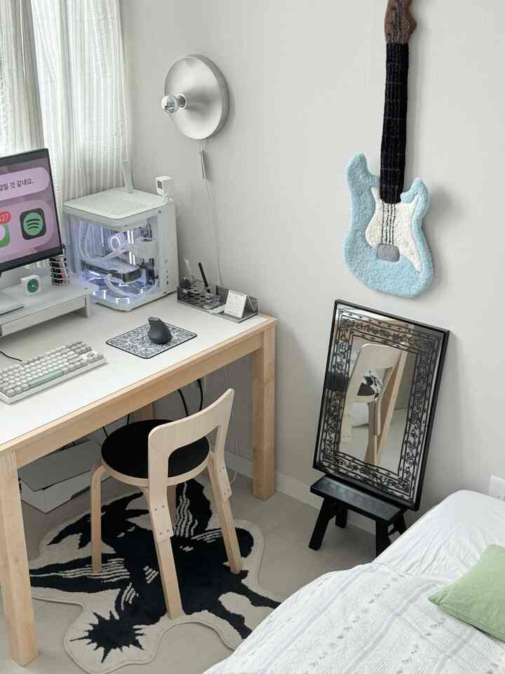 白と木目調の調和した6畳の寝室、モダンなデスクとオフィスチェアが配置された清潔感のあるホームオフィス空間