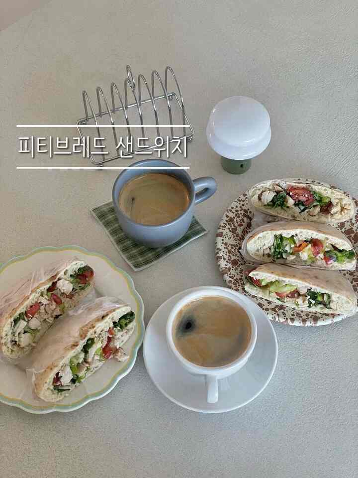 🌮ピタブレッドサンドイッチを作る

下の家のお母さんがロメインレタスをたくさん持ってくださって、🥬🥬🥬
コストコの材料を活用してピタブレッドサンドイッチを作りました！

🍞材料：ピタブレッド3個、滴トマト10個、樹脂の鶏胸肉2個、ロメインレタス10枚、ハーバティチーズ4枚、オリーブオイル2杯、塩、コショウ、アルロース2杯、レモン汁2杯

1.ピタブレッドを160度3分焼きます。
2.スージス鶏の胸肉をアボカドオイルにさりげなく焼きます。
3. 滴トマト、ロメインレタス、ハーバティーチーズ、鶏胸肉を細かく切ってミキシングボールに入れてください。
4. オリーブ油、アルロス、レモン汁を入れて塩の一本屋、胡椒で混ぜてください。
5.ピタブレッドの片側をはさみで少し切り、中に混ぜた材料を入れ、グラッドラップで包んでください。
6.半分を割れば健康で淡白な地中海感のサンドイッチが完成！


＃週末ブランチ＃ホームブランチ＃ホームカフェ＃ホームブランチメニュー＃サンドイッチ＃ピタブレッド＃コストコおすすめ＃サンドイッチレシピ＃ホームクック＃ホームクックレシピ＃料理レシピ＃料理プレーティング＃メイトハウス＃アイホーム