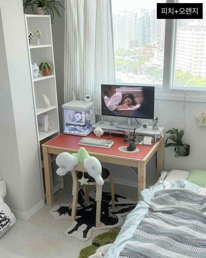 白い壁とオレンジ色の天板を持つ6畳の寝室型ホームオフィス空間、パソコンと本棚が配置された実用的な雰囲気のインテリア