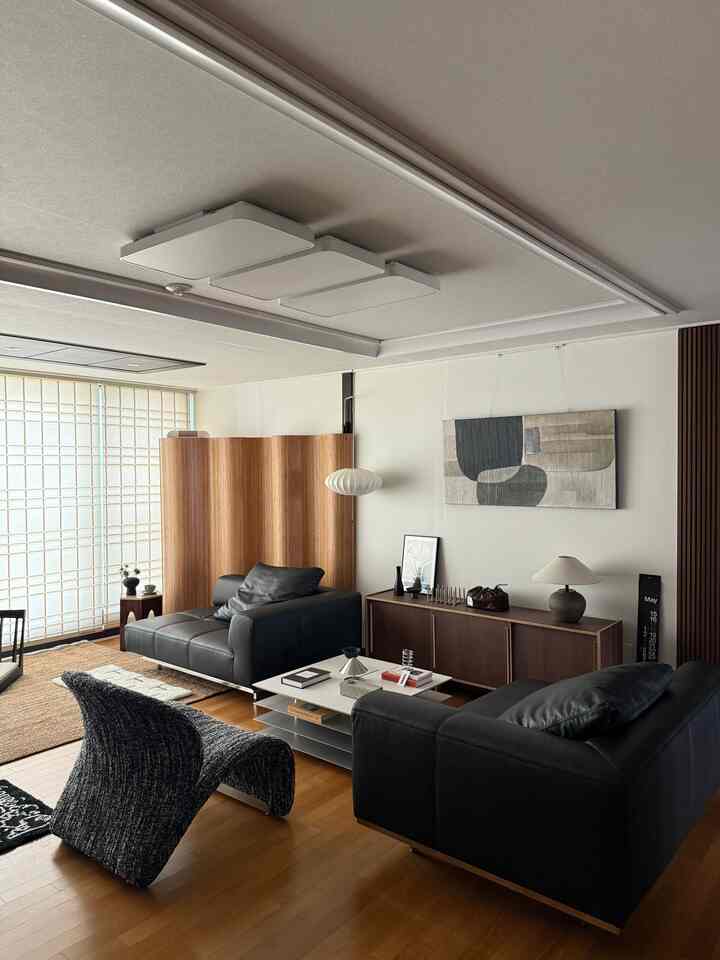 #ウッドインテリア #ウッドスタイリング 

ブラック+ウッドの組み合わせはいつ見ても飽きないようです 🖤🤎
要塞ウッドが再び良くなって、一つ二つずつウッド家具と小物をミックスマッチしてくれる中です！
リビング構図を変えた金に一度上げてみます✨

ソファ - ジャクソンカメレオン
ソファテーブル - フラットポイント
1人チェア - ドボウイ
リビングルーム - ノチェホーム
フォトフレーム - トリビレッジ

＃リビングルーム＃リビングルームインテリア＃家の装飾＃ホームスタイリング＃ホームインテリア＃リビングルームのインテリア＃30ピエロインテリア

