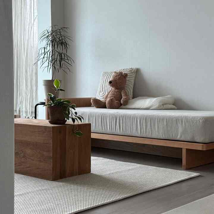 #ワビサビインテリア 
木製家具と植物だけで完成した20年の旧玉のリビングルーム

ナチュラルで過度なヴィンテージ感性に陥ってから関心を持つようになったのが＃古材家具ですが、
＃ビバウム製品は価格がかなり合理的で、アクセスしやすく、入門することになりました:)

多少ラフに感じることができますが、そのような点が高在家具の魅力ではないかと思います。

一つずつ集める楽しみが集まります☺️

#リビングルームインテリア #ナチュラルインテリア #ナチュラル感性 #ウッドインテリア 
