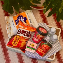 아이보리 집에 
쨍한 레드 컬러의 러그를 들였었다😌
보기만해도 따뜻했던 분위기- 🍅💛
#러그인테리어 #따뜻한느낌 #원룸인테리어 #원룸꾸미기 #자취방꾸미기 #자취방인테리어 #겨울느낌 #크리스마스 