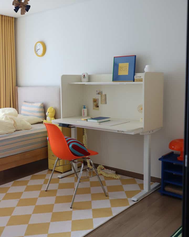 #製品提供  
子供部屋に新しいデスク登場!!!!!
女性家具モーションデスクです。

机を一度買ったら、長く使うべきです。
本当に慎重に見てみました。

子供が大きくなるにつれて高低調節がなんと
70-115まで！

角度調整も可能で、子供が正しい姿勢で
絵を描いたり、本を読むのも楽です。
カメの首の予防のために正しい姿勢が必須でしょう💛

まぶしさのないLED照明も基本搭載されている
別にステンドを買うこともありません。

長く使える机を探している人なら 
レディ家具コットンMモーションデストおすすめ

＃子供デスク＃モーションデスク＃レディ家具＃デスクおすすめ 
＃レディ家具＃レディ家具モーションデスク＃レディ家具コットンMモーションデスク＃角度調整デスク＃子供デスク＃学生デスク