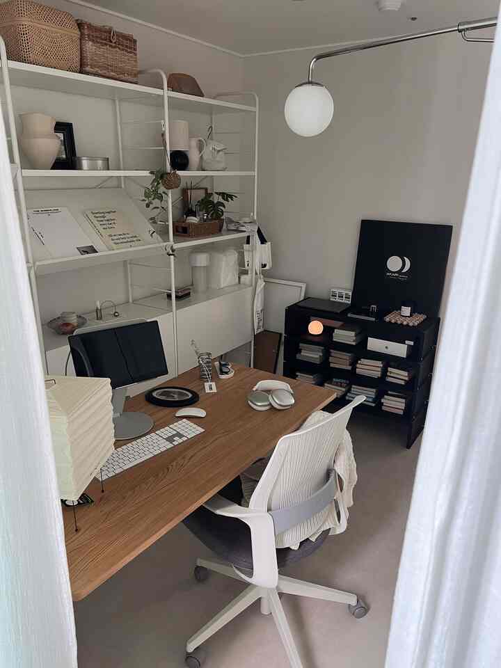 白と木目調が調和するモダンなホームオフィス、整然としたデスクとオフィスチェアが配置された落ち着きのある空間