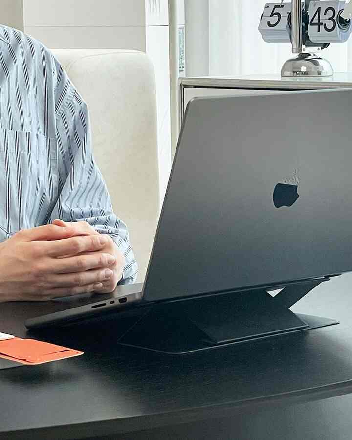私の席のどこでも、作業室になる魔法。💻

ソファに座って、コーヒーのカップを添えて
キーボードを叩くこの時間。
ちょうど3mm薄いこの台座は軽くてかさばらず、
どこでも自分だけの机になってくれます。
取り付けも不要なので、ノートパソコン、タブレット、本までもすっきり載せて使いやすいです。
映像を見る時は15度、集中する時は25度
これは単純な据え置きを超えた生活ルーチンの変化です。
風が通じる3口ベントのおかげで熱い熱気も心配なく、
MOVASビーガンレザー素材なので柔らかく丈夫です。
今日も私の小さなルーチンを、もう少し楽できれいに。

＃ノートブック取付け台おすすめ＃携帯用取付け台＃ノートブックスタンド
＃ビーガンレザー＃モバイルオフィス＃ホームカフェ作業＃デジタルノーマド＃デスクなしで働く＃ミニマルインテリア＃ホームスターグラム＃小規模なテム＃MOFT＃インビジャブルスタンド