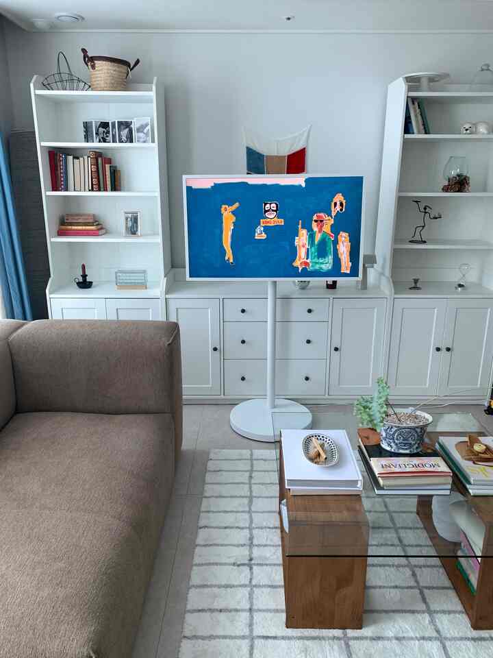 白と茶色の色調のリビング、ソファとコーヒーテーブルが配置された清潔感のあるナチュラルモダンなインテリア