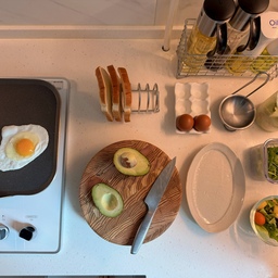 아침을 준비하는 시간.
브런치 만들때 자주 쓰는 살림살이들
✔️에델코첸 사각팬
✔️라치우드 도마
✔️토스트랙
✔️계란트레이
✔️웩, 바퀜 용기 
특히 #에델코첸사각토스트팬 은 추천해요.
저도 에델코첸 제품 처음 구매했는데 3중이라 튼튼하고 요리할때 타지않고 코팅이 잘되어있어서 눌러붙지도 않아요.
사각팬이 넓어서, 팬케익이나 식빵 4장 넉넉하게 들어가 한번에 굽기 좋아요.
단 가운데가 조금 볼록하고 사이즈가 조금 내려가있어서 넘치거나 흐르는 국물이 조금이라도 있는 요리, 볶음요리는 불편하지만 브런치 만들때는 정말 요긴하게 쓰이는 살림살이예요. 
#살림살이 6 #콘수프기록 
#테이블웨어  #주방인테리어 #주방소품 #원목도마 #우드도마 #라치우드도마 #에델코첸 #에델코첸팬 #사각팬 #토스트팬 #브런치팬  #린나이 #린나이가스레인지 #화이트인테리어 #화이트주방 #주방꾸미기 #주방용품 #잘산템
