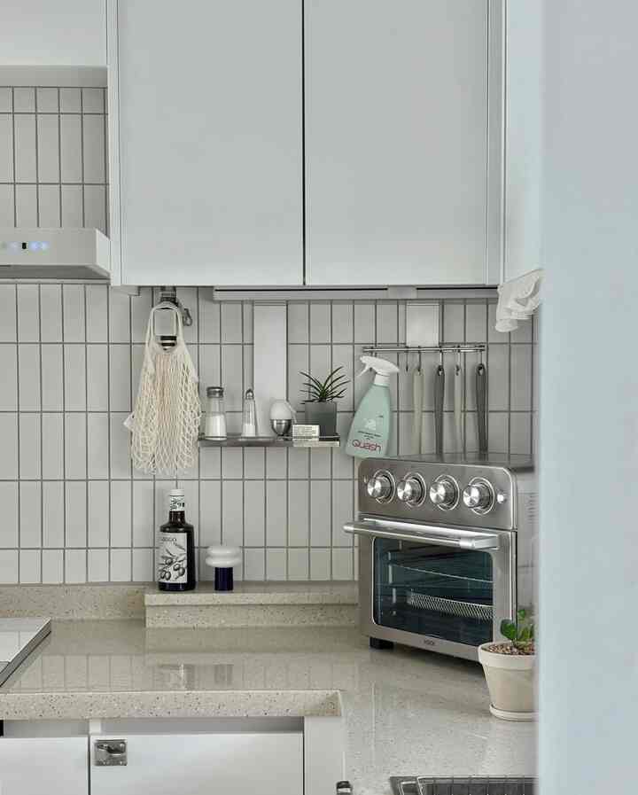 #サリムサル #コンスープ記録 
とてもきれいな清掃用品を見ましたか？••♥ 

最近キッチンを掃除するとき #クォッシュは必須クリーニング用品になりましたが、🫧 キッチンにそのまま置いても綺麗なクォッシュのミントパッケージ多目的洗浄剤が発売されました🧼

1種のキッチン洗剤でフルーツ・野菜洗浄可能だけでなく、トイレ洗面台、便器清掃まで可能だそうです 🍋🍊🥦
（*便器の掃除をするときは、ひっくり返して使用しても360度スプレーガンなので噴射力がとてもグッドです。.🚽）

有害物質13種不検出で安心して毎日使用中の最近ですよ😌💫🤍

＃多目的洗浄剤＃クオッシュマルチフォーム＃quash＃キッチンインテリア＃ホワイトキッチン＃新婚キッチン