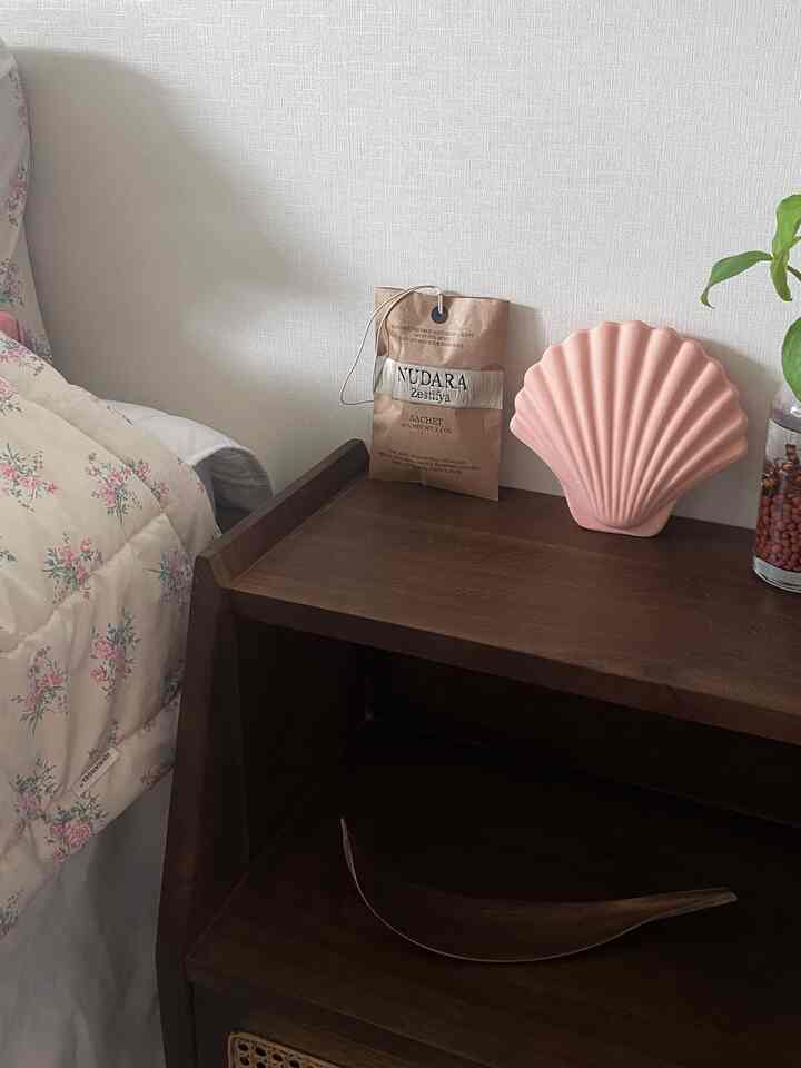  

私は良い店に行きました。 
どこかが柔らかくスタイリッシュな香りを感じたことがありますか？ 
これは何の香りですか？瞬間こぼれる気になる 
まさにそのような香りを持つサシェを見つけました😌

包装も綺麗で、歩いておくだけでも 
インテリアに自然に溶けます。
目立たないけど香りで空間を満たしてくれる感じですよ。

甘いホワイトラムのバニラの香りが染み込む
オレンジ色のジェストとライムのシトラスの香り 
感じないように仕上げてくれます。 
柔らかいココナッツが少しミルクのように包まれています 
穏やかなように、さらっと豪華な残響が長く残ったんですよ。

ドレスルーム、ポーチ、ポーチ、寝室    #공간을채우는방법 #맞팔 