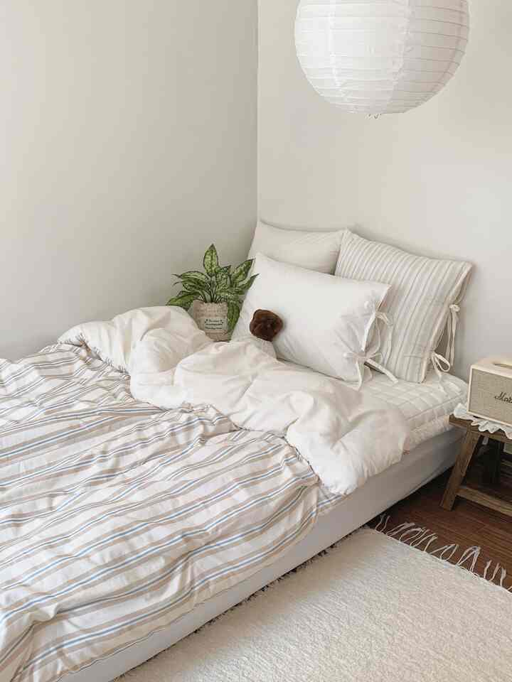 #오늘의우리집 #콘수프기록
Bedroom on a clear day ☀️

-

#Bedroom #침실인테리어 #침대 #침구 #침실꾸미기 #침실스타일링 #침실조명 #침구세트 #침구추천 #침구인테리어 #플랜테리어 #베개 #베개커버 #베개추천 #리본베개커버 #메종드룸룸 #쿠션 #쿠션커버 #마샬스피커 #마샬 #마샬액톤 #조명 #포르투갈러그 #고재스툴 #웜톤인테리어 #오늘의집 #맞팔 #맞팔환영