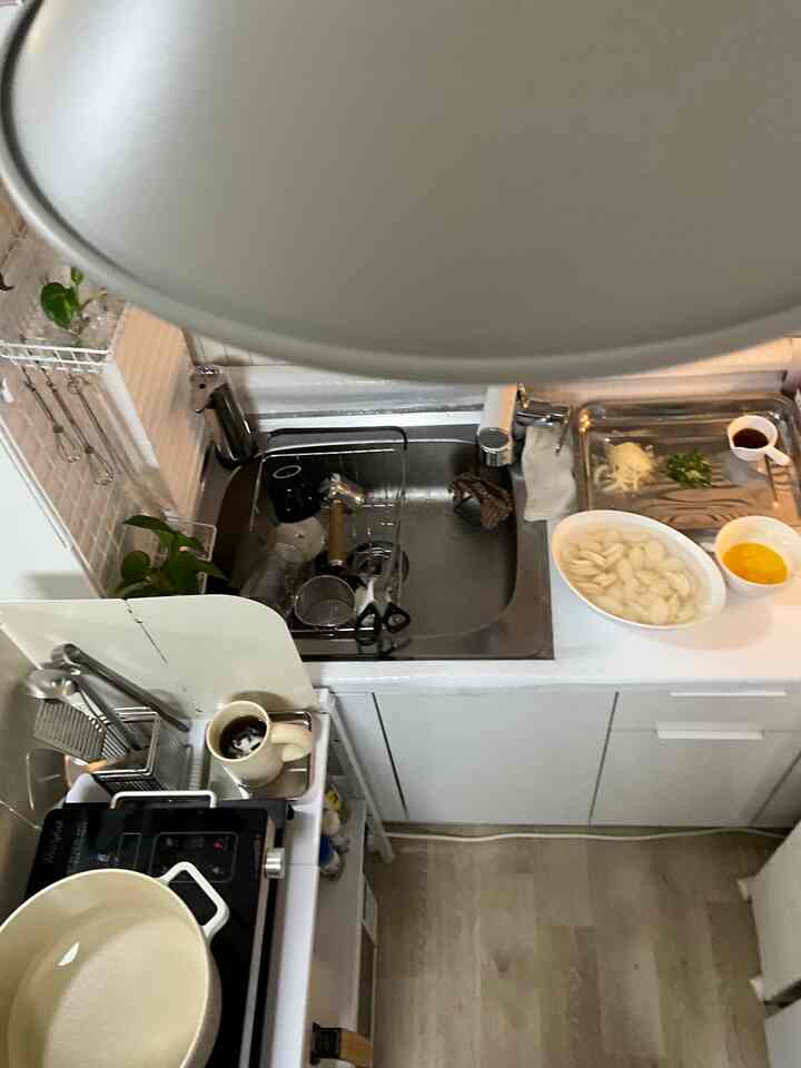 かわいいキッチンと餅💭

カウンタートップができて調理するのは楽しいです
餅も作って、 
食卓の上に餅つき〰️

/

＃屋根のインテリア＃構築インテリア＃屋根のキッチン＃構築キッチン＃キッチンインテリア＃キッチンアクセサリー＃インテリアアクセサリー＃インテリアデザイン＃セルフインテリア＃インテリアdiy＃今日の家＃ランソンハウス＃ルームツアー＃Instagramフォロー