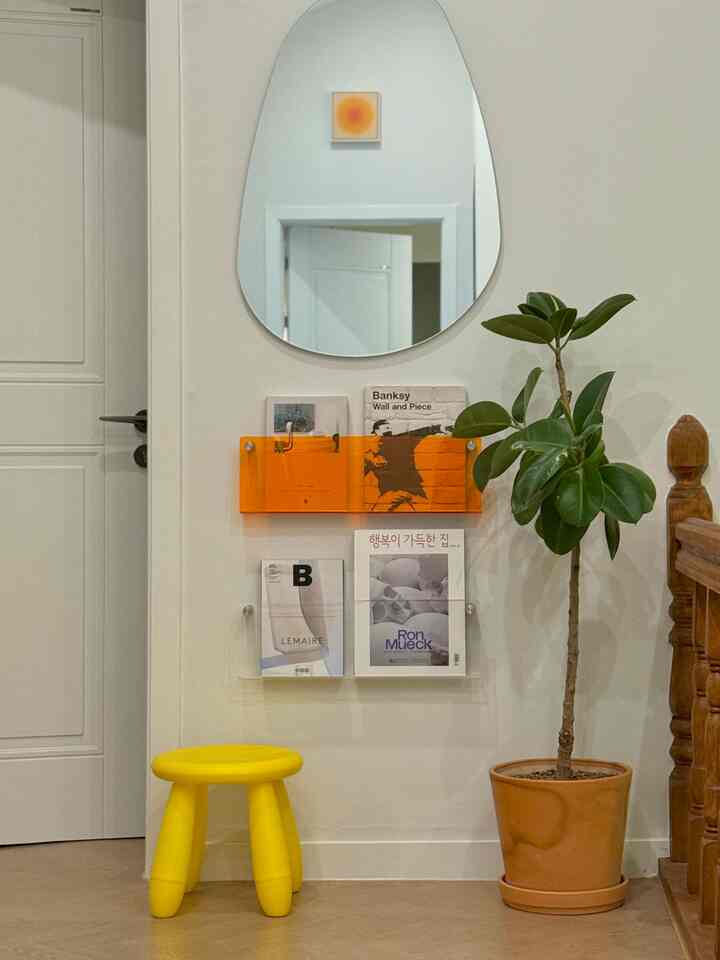 📖最初の地面撮影、そして私たちの家の物語✨
⠀
5月号『幸せがいっぱいの家』に私が住んでいる家が紹介されました。
これまで放送やYouTubeのコンテンツ撮影は何度もやったことがありましたが、雑誌の地面撮影とインタビューは今回が初めてなので新しい気持ちが聞こえました。
⠀
この家はもともと全員の生活を夢見ていた両親が郊外に位置していた宝座です。しばらく家族全員が一緒に過ごし、自然に私が受け継がれました。 
古い住宅ですが、ユニークな構造を生かし、私の好みに合わせて改造して空間を再び飾ってみました。慣れていた空間を自分だけのスタイルに変えていく過程は容易ではなかったが、それだけ愛情ももっと盛り込んだようです。
⠀
今回の撮影を通じて家という空間について再び考えてみる機会となり、平凡な日常を込めたこの空間が誰かに小さなインスピレーションになることができるということがとても意識的に感じられました。

＃幸せな家屋＃私たちの家の紹介＃リモデリングハウス＃地面撮影＃インテリア記録＃ハウススターグラム＃セルフインテリア＃ハングハウス5月号＃ライフスタイル
