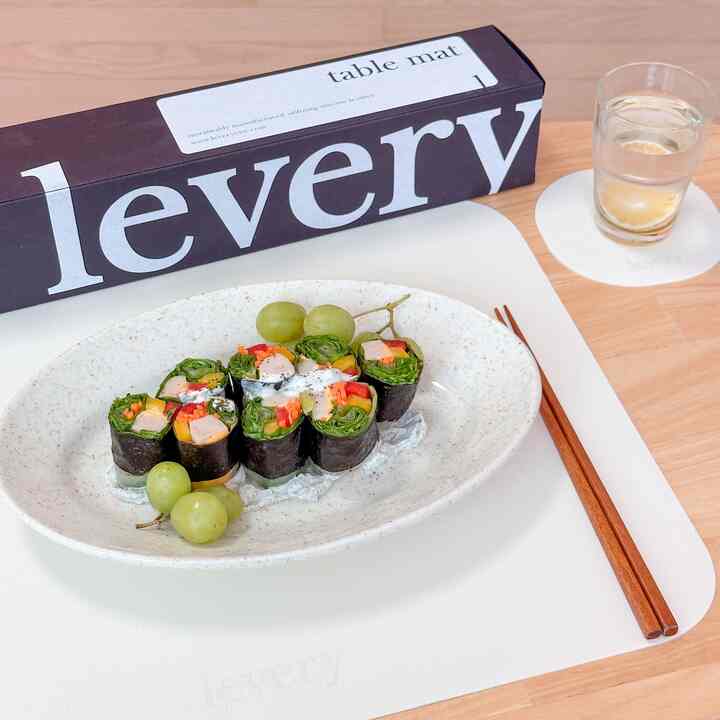 #오감리뷰 プログラムを通じてジェフムを提供されて直接使用してスタイリングした後期です。

華やかなアイボリーカラーがテーブルにできてくれるテーブルマットです😊🍽️✨
テーブルマットは主に綿素材を使用してシリコン素材に変えた。
汚染に強くしわにならないので管理が楽だったんですよ🧼

製品の特性上、食べ物を上げるため、最も心配されるのが汚染ですが、
ホワイトカラーラーですが、なんだか汚れには異染なしで使用可能なので、食事時に安心して使用できてよかったです。 
赤ワインやケチャップのようなものは汚染防止になります。
キムチスープ、超コチュジャンやマスタードの種類は2時間経過すると少し色素が残ることがありますが、よく洗って日光の下に置くと色がなくなります。


ロスキンレザーは石からケイ素を抽出して作られたエコシリコンレザーで、 
270度まで耐えるので、鍋台を別途使わなくても使えますよ！ 🔥🍳

製品を初めて手に取った時、厚みが薄くてびっくりしましたが、
厚さが1.2mmと非常に薄くてテーブルに載せたときに自然に密着して使いやすいですよ💫
薄いが片面は滑り止め処理が施されており、テーブルに載せたときに安定感よく使用可能です。

同じ質感のコップまで提供してお客さまおもてなしにもピッタリでした！  #실리콘테이블매트 #플레이팅 #써머롤 #월남쌈 #테이블웨어 #실리콘식탁매트 #식탁매트 #식탁매트추천