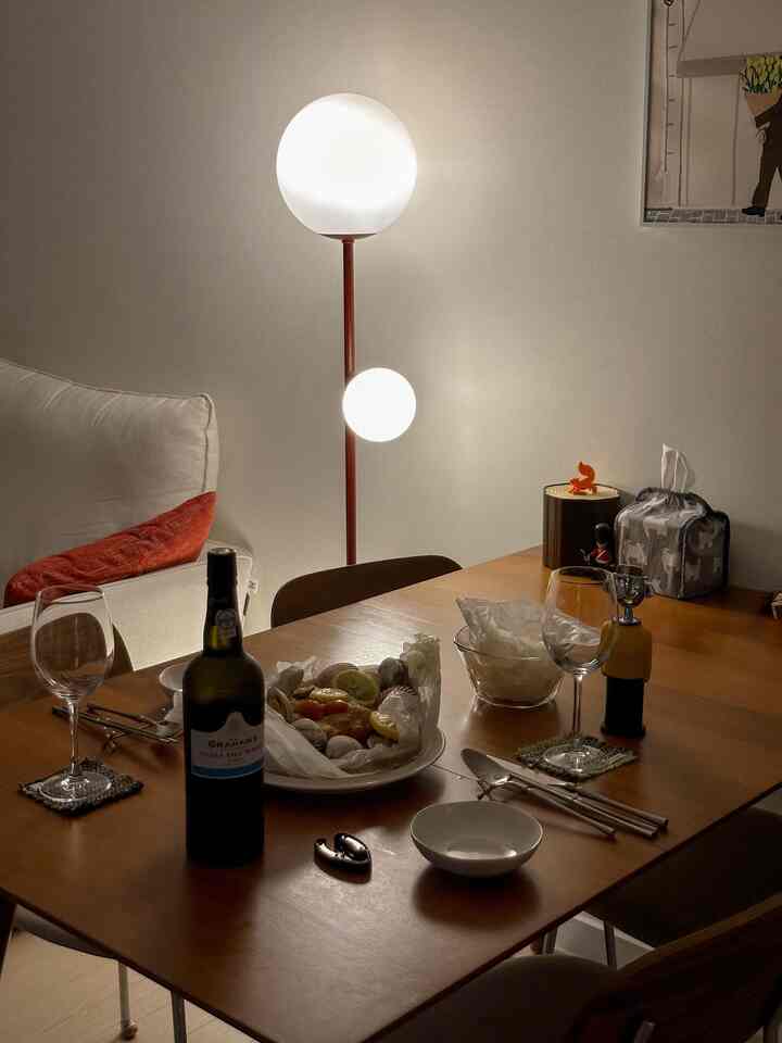 📝 Let's cook dinner on the weekend✨
🏷️ #저메추 #연어 #홈쿡 #일상기록

Do you guys like wine...?
My husband and I really like wine,
but we secretly don't drink it much...? 🤔

Wine snacks that I made after a long time.ᐟ
#Salmon Papillote
I regret not taking pictures of the middle process because it was my first time making it 🥹
What's the recipe? ✔️ Spread olive oil on salmon, sprinkle a little salt and pepper, and fry all sides
✔️ Put onions, sliced garlic, and vegetables (onions, potatoes, zucchini) on aluminum foil
✔️ Put on top of grilled salmon
✔️ Put tomatoes and butter on salmon and wrap with aluminum foil
✔️ Bake in a 180 degree oven (We baked 500g of salmon for 30 minutes)
✨ Additional toppings are optional. ᐟ We added clams 🤍

It's easier to reach for than you think, but it doesn't? It's a magical side dish, so satisfying ✨
If you're thinking about a special meal at home,
I highly recommend it 🫶🏻

#Corn Soup Record #오늘의우리집 #신혼집 #신혼집인테리어 #집밥 #안주 #와인 #신혼부부 #신혼부부잘산템 #홈바 #와인잔 #집들이선물 #집들이선물추천 #맥시멀리스트모여라 #맞팔