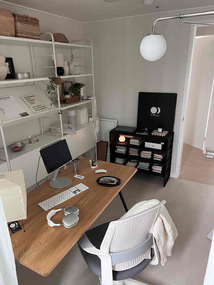 最近私が最も愛情のある家具、レアローのフォースタッキングシェルフ🖤

各ユニットの向きを裏返しても使えるので、棚ごとに高さをそれぞれ異なるように設定でき、とても面白い棚です。最近はリビングテレビの下にも一列に低くしてみましたが、それだけでも雰囲気が変わりました。  #포스태킹쉘프 #레어로우앰버서더 #POSTACKINGSHELF #수납가구 #수납선반 #모듈가구


