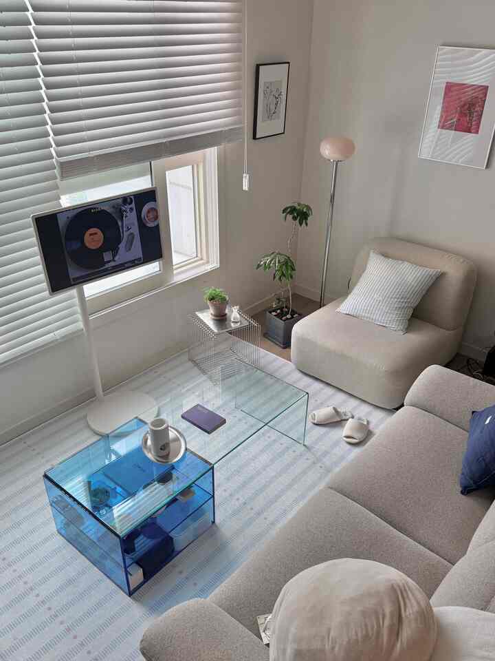 #콘수프기록 #아파트인테리어 
Summer Routine⛱️

First, take out the bedding and rugs, and then take out the fan that has been sleeping in the storage all winter. ᐟ.ᐟ 

Wash the rugs used in the winter and put down new rugs to prepare for summer -🍀

#Home Decoration #거실인테리어 #블루인테리어 #1인소파 #1인용소파