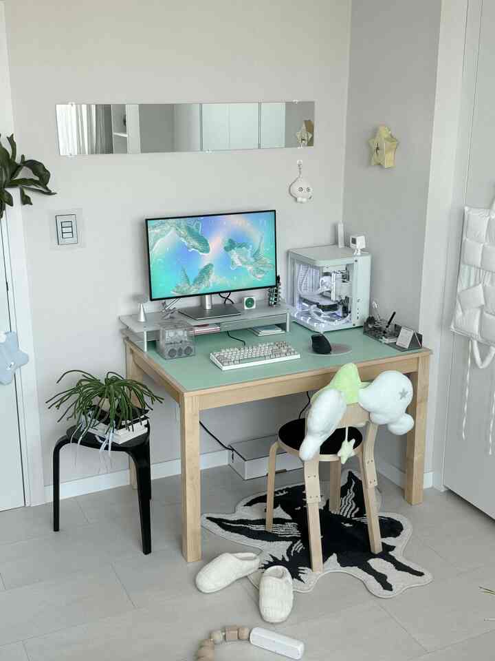 ホワイトとミントの木目調が調和したホームオフィス、清潔でミニマルなデスクとコンピューター配置のある雰囲気のあるインテリア