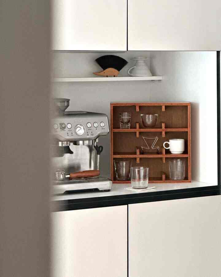 ホワイトとブラウンの木目調キッチンおうちカフェ、オグレのカップ収納とコーヒーマシンが整ったシンプルな空間