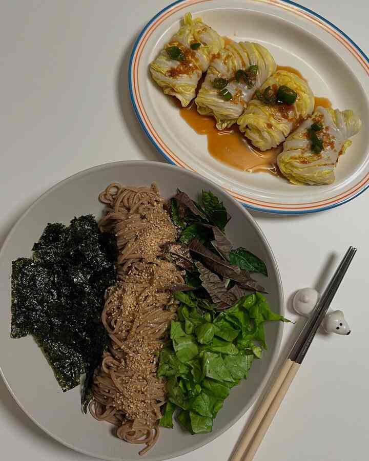 週末の農場で収穫された農作物で夕方にぴったりです🍲🥬🫑🥒
。
。
＃野菜油そば＃マグロのキャベツ蒸し＃週末ファーム＃ホームクック＃料理＃ホームメイド＃ボウル＃プレーティング＃ホームインテリア＃gardenfarm＃salad＃homecooking＃バターヘッド＃カマ