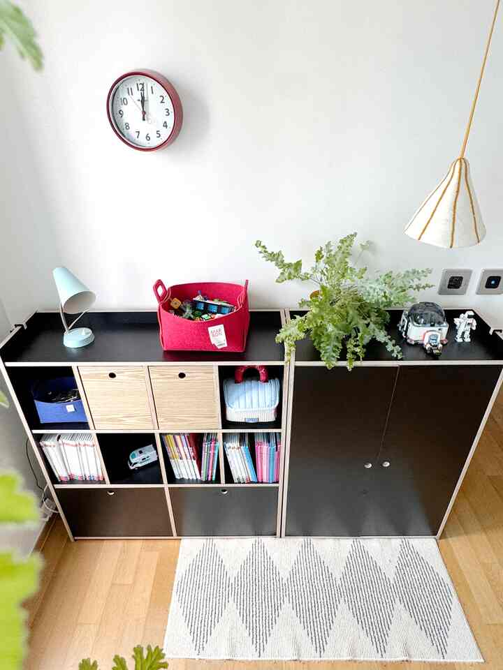 
きれいで可愛いですが、またとてもきれいです＃ジェイディホームドレッシング
カラー好きな家です。
ここの色もすべてかわいいですが、黒までとてもきれいです。 
子供が大きいと無彩色に陥るという情報を聞いて 
ブラックで選びました。

片方の壁面にはブラック収納場で満たしてみました！
色の多い子供のおもちゃと本 
ブラックレジ係とよく似合いました。 
全体的にきれいに見え、仕上げや製品力 
とても好きで感動しました！ 

＃子供部屋飾り＃子供部屋家具＃子供部屋収納＃ブラックインテリア＃モノトーンインテリア＃小さな家飾り
#homeswethome #homedesign #homestyle #jdhomedr