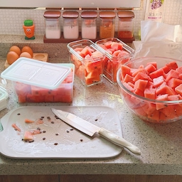 드디어 나도 올해 첫 수박 🍉
완전 달달한 설탕수박은 아니었지만;;
그래도 시원한 맛으로 먹기엔 괜찮은 정도? 😅
다음엔 좀 더 뽑기를 잘 해야겠다 ㅎㅎ
먹기 좋게 썰어서 정리해두기 :)
#사계절일기 #일상 #일상기록
#콘수프기록 #맞팔 #맞팔해요 #맞팔환영
#오늘의가든 #여름음식 #여름과일 #수박
#여름준비 #여름나기 #무더위 #여름간식 #과일보관
#수박자르기 #한여름디저트 #주방 #주방용품
#밀폐용기 #보관용기 #글라스락 #땡스소윤 #살림살이
#ftc10기이야기 #콘수프기록집