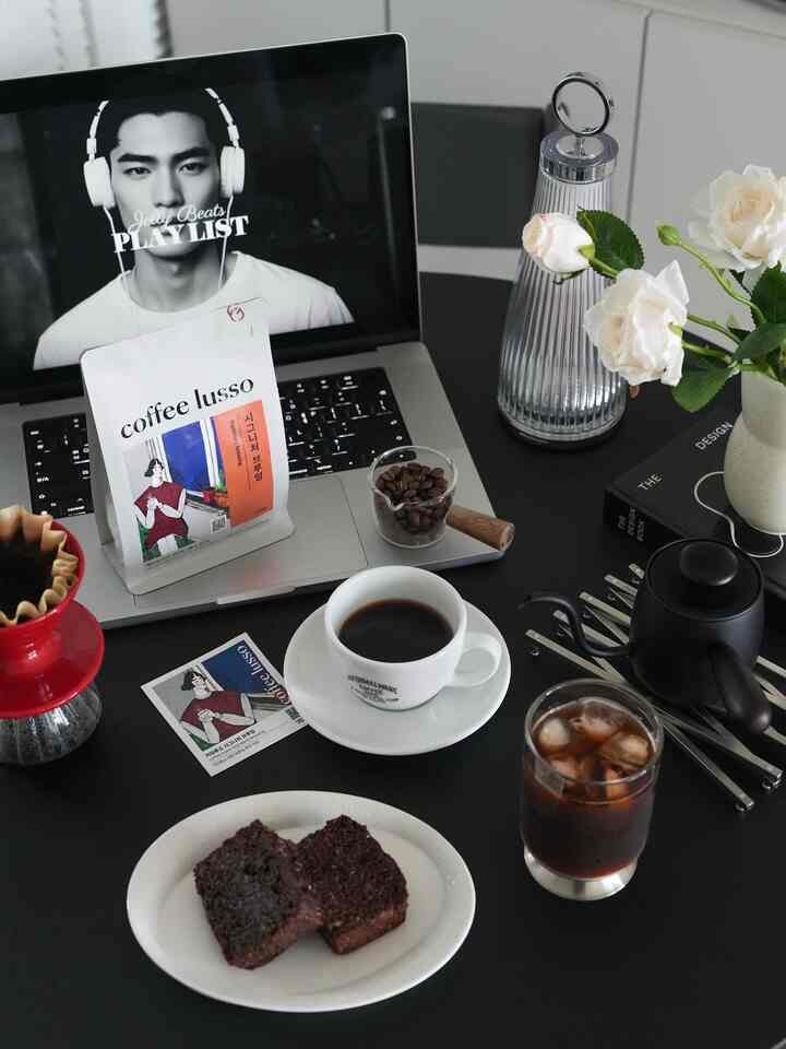 There was news of rain, but it didn't rain
A very cloudy Monday-;; Rich brownie

Home cafe with fragrant drip coffee☕️

#Today's home #콘수프기록 #홈카페 #온더테이블 #플레이팅 #노밀가루 #브라우니 #건강간식 #디저트 #드립커피 #라문루이즈 #라문조명 #커피타임 #홈스타그램 #홈스타일링