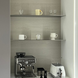 우리집 홈카페존 ☕️🤍🤍🤍
매달 스텐 선반 위에 있는
소품들을 바꾸는 재미로 사는 중 •••
브레빌 870 커피 머신과
우녹스 샵프로 오븐,
그리고 드롱기 토스트기만 있으면
어떤 유명 카페도 부럽지가 않다구요 !
마지막 사진은
소중한 내 티백 모음.zip
선물 받은 박스를 재활용해서
티백들을 모아놓는 용도로 쓰고 있답니다😌🍵🫧🫧
최근은 카페인을 좀 줄이고 싶어서
커피 대신 차를 더 자주 마시려고 하고 있어요
#홈카페존꾸미기 #홈카페존 #홈카페인테리어
#냉장고장리폼 #냉장고장인테리어 #카페장인테리어
#키친핏냉장고 #키친핏인테리어 #엘지오브제냉장고 
#브레빌 #브레빌870 #커피머신 #커피머신추천 
#드롱기토스터 #드롱기토스트기 #다도 #티백
#티백추천 #티백보관함 #맞팔환영 #맞팔해요