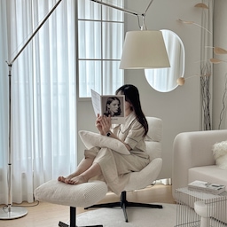 #오늘의우리집 #콘수프기록 
핀즈 토바체어 아이보리 색상 오토만까지 세뚜세뚜
처음 앉아보자마자 반해버렸어요❣️
몸을 딱 감싸주는 착석감이라 그런지
책 읽을 때도, 커피 마실 때도, 티비볼때도
자꾸 여기 앉게 되더라구요☺️
오토만에 다리 올리고 티비보면
그냥 하루 피로가 싹 사라지는 기분이에요🕊️
디자인도 깔끔해서 공간이 더 정돈돼 보이고,
거실이 훨씬 예뻐 보여서 대만족🤍
요 자리는 진짜 제 힐링 스팟이에요🫶🏻
조용히 나만의 시간 보내기 딱 좋아요
톨레도체어랑 같은 재질같은데
제가 커피쏟았을 때 (톨레도에) 세제묻혀서 닦으니
새의자로 돌아왔어요
밝은색상 이지만 관리도 편하다는거어✨
#핀즈토바체어 #토바체어 #핀즈체어 #1인소파 #오토만체어 #거실체어 #거실의자 #화이트체어 #홈카페의자 #거실꾸미기 #편한의자 #인테리어체어 #패브릭체어 #소파추천 #거실인테리어