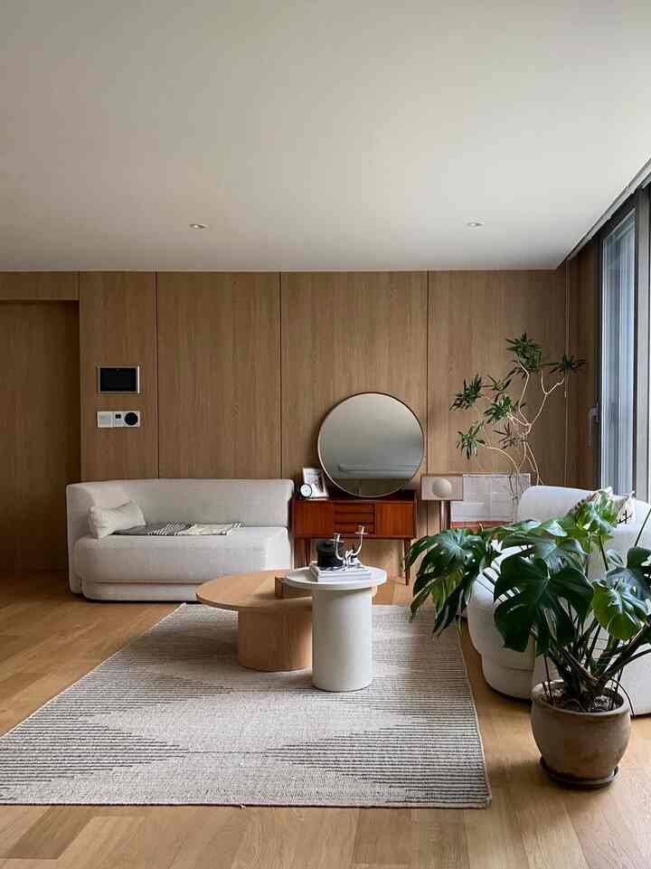 ＃挑戦集が家々紹介後4年。もの一つ、植物一つ、日差しの茎までも少しずつ私たちだけの温度に変えてきた空間です。

最初は新しい家のすっきりが全部でしたが、
時間が経つにつれて、季節によって雰囲気が変わります。
好きな照明、小物を一つずつ
いつの間にか私たちの手の届かないところがなくなりました。

ウッドの暖かさが少し濃くなり、
初心者の執事だった私は今小さなジャングルを作りました🌿
リビング、キッチン、寝室まで、空間ごとにストーリーができました。
今この家は私たちが一緒に育った記録になりました:)

おなじみだがいつも新しい、
だからもっと切ない私たちのN番目の家たち。
今は私たちの家が私たちに似ている時間の記録を一緒に共有したいです🙈🤎

＃日常記録＃オンラインハウス＃ホームスイーツホーム＃homesweethome＃デイリー＃レコード＃ホームスター＃インテリア＃ウッドインテリア＃今日の家＃アパートのインテリア＃キッチン＃ボウル＃小道具＃清掃＃ランソンハウス 