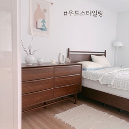 #우드스타일링 
침실은 우드 프레임 침대와 서랍장 덕분에 분위기가 확연히 달라졌어요.
따뜻한 컬러감이 더해지니 공간이 한층 더 아늑하고 포근해졌고, 심플하면서도 자연스러운 스타일링이 완성되어 정말 만족스러워요. 화이트톤으로 채운 다른 공간들과도 조화롭게 어우러지면서,
침실만의 독립적인 무드가 은은하게 살아나는 게 참 좋아요 :) 
#침실 #까사미아 #까사미아와이드서랍장 #까사미아브루노침대 #레어로우 #실린더테이블 #포르투갈러그 #쉬즈홈 #여름차렵이불 #냉감이불 #침실인테리어 #우드인테리어 #화이트인테리어 #침실인테리어소품 #우드인테리어