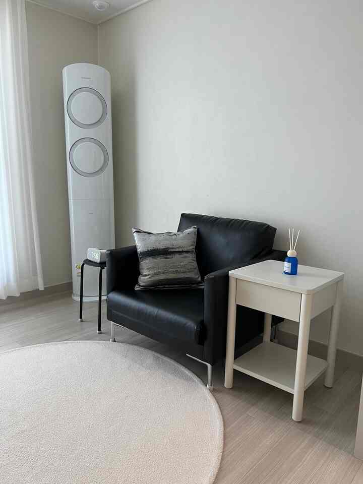 #ショールームみたいな
きちんとした空間を作るために
今日もきれいに整理しましょう💙
広くないがモダンなショールーム感だから
好きな空間ですよ😊

＃リビングインテリア＃リビングルームインテリア＃ショールームインテリア＃モダンスタイル 