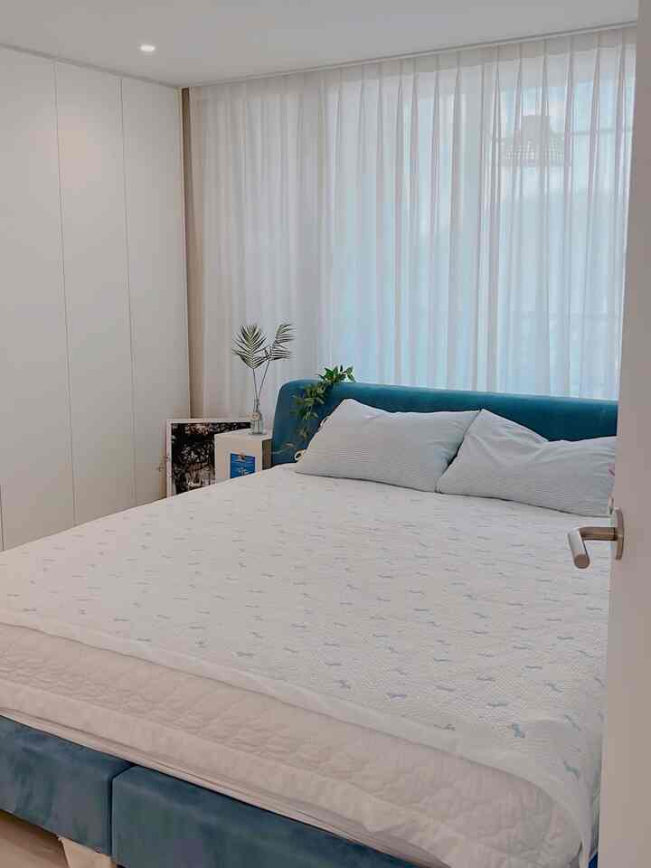 #로망담은신혼집 #침실 #콘수프기록

My dream of a newlywed house was a master bedroom with only a bed.
When I lived with my parents, my room had a bed, closet, desk, bookshelf, etc.
It felt cramped because there were a lot of furniture in it.

But in a newlywed house, you can use the living room or small rooms,
so you can make the master bedroom = bedroom = a place with only a bed.🩵
Built-in closet, big bed, side table, and that's it! It's cozy and nice☺️

#Bedroom interior #안방 #블루인테리어 #여름침구 #쿨매트 #쿨패드 #리본베개커버 #소통 #맞팔 #선팔