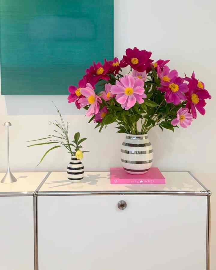 ＃今日の私の家＃コンスープ記録zip 6-2


★ #ハイステラ #ストーリー

シダンの週末の農場で
持ってきた牡丹の花です🌸

牡丹は花が咲く前に
アルキャンディのようにドングルドングルが夢中になったときはきれいです。
今6月に入る
農場にある花がすべて咲いたんですよ。 
家に持って来たら、一晩もっと広く咲きました。 

花の顔が大きく、 
色味がすごく華やかですよね？ 

牡丹の花は富と幸運を象徴し、
重花牡丹は華やかさと豊かさを表します 
お祝いと繁栄の意味を持つそうです。

特に中国では 
牡丹の花が長寿と幸運を祈ります 
象徴的な花と考えられて
伝統芸術作品、陶器、絵画などに 
牡丹の花モチーフがよく登場します。

人の友達もかわいい牡丹の花を見てください。
幸運な6月になりますように！ 😊


#スイーツホーム #sweethome #リビングインテリア
#ホームスタイリング #homedes #usm 
#ケフルーマジオ 