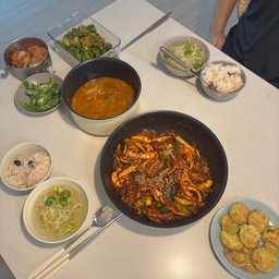 오홈스토랑 2 
매콤한 #오징어볶음 에 시원한 #냉콩나물국
그리고 밑반찬으로는 
#꽈리고추볶음, #애호박전, #아삭이고추무침 으로
푸짐한 한식 밥상 차려봤어요 🤗 
제가 프리랜서라 임신하고
일을 쉬엄쉬엄하다보니 시간 여유가 많은 편인데요. 
지금이 기회다~ 생각하고 
다채로운 요리와 밑반찬에 도전해보고 있답니다  
#오홈스토랑 #콘수프기록 
#한식밥상 #신혼밥상 #밑반찬 #요리초보 #신혼요리
#저녁밥상 #메뉴추천
#소소모소 #신혼밥그릇 #신혼식기 #식기세트 
#밥그릇 #접시 #수저 #신혼수저 
#냄비세트 #냄비추천 #후라이팬 #신혼냄비 
#테팔 #우드앤화이트 #우드앤베이지 #우드앤크림 
