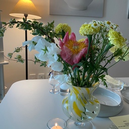 🕯 첫 집들이, 테이블에 담은 마음 ✨
처음 손님을 맞이한 날,  
소소하게 준비한 플레이팅과 테이블셋팅입니다.  
촛불 하나, 꽃 한 송이로도 따뜻한 분위기가 되네요.
여러분은 집들이에 어떤 걸 가장 신경쓰세요?  
#집들이 #테이블셋팅 #감성테이블 #홈파티 #집들이선물 #shakesbeertable #홈카페 
#집꾸미기 #브런치테이블 #홈인테리어  #tabledecor #tablesetting #platingart #kitcheninspo #foodstyling