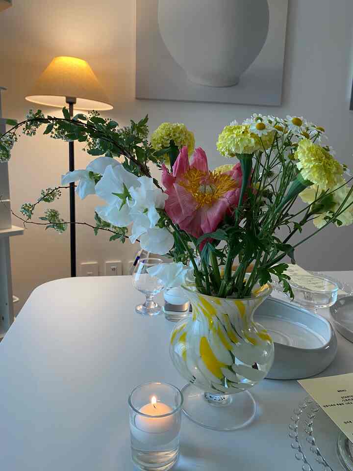 🕯初家たちが、テーブルに込めた心✨

初めてゲストを迎えた日、  
手軽に用意したプレーティングとテーブルセットです。  
ろうそく一本、花一本でも暖かい雰囲気になりますね。

あなたは家の中でどんなことを最も気にしますか？   #감성테이블 #홈파티 #집들이선물 #shakesbeertable #홈카페  #홈인테리어 #tabledecor #tablesetting #platingart #kitcheninspo #foodstyling