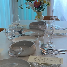 🍽 첫 집들이 상차림
소박하지만 정성껏 준비한 집들이 메뉴들!  
좋은 사람들과 나눌 수 있어 더 따뜻했던 하루예요.
여러분이라면 어떤 음식 준비하실 건가요? 💭
#집들이음식 #테이블셋팅 #홈파티메뉴 #감성홈카페 #shakesbeertable