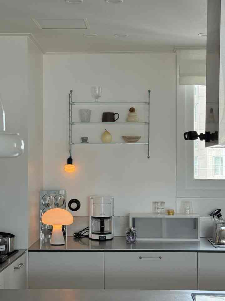 溜まった松花粉を拭きながら棚板を交換してください✨





#ストリングシステム #선반 #주방인테리어 #주방꾸미기 #스텐상판 #조명 #GUBI #수납장 #컵 #에그홀더 #머그컵 #주방 