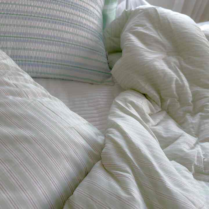  #자취방꾸미기 #자취러일상  #초여름이불 #스트라이프이불  #cozyvibes #greenbedding  #원룸 #원룸데코 #내돈내산 