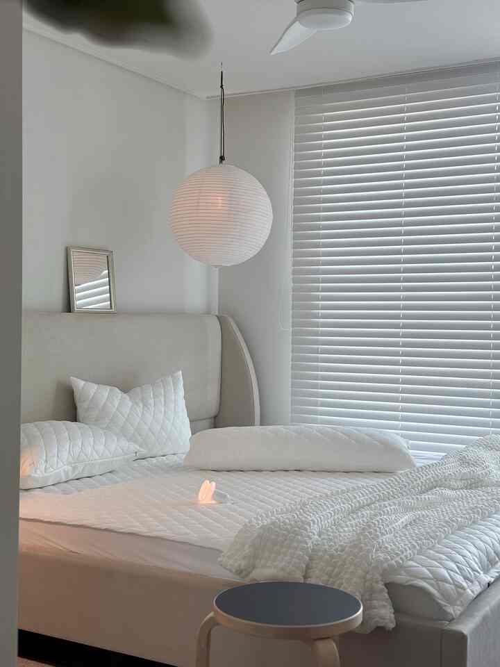 ＃ショールームのような私たちの家＃コンスープ記録 
現在、我が家で温度が一番低いところはまさに
🛏️ベッドです🍃🧊
冷感パッドとシーリングファンの組み合わせ最高です 😌
10人の夫と子供が特に好きな部屋🩵

＃ベッドルーム＃ベッドルームインテリア＃mybdrm＃モーションベッド＃冷感パッド＃フレンチラグジュアリー＃冷感パッドおすすめ＃ホテル寝具＃ホームスタイリング＃夏寝具＃寝室ラグ 