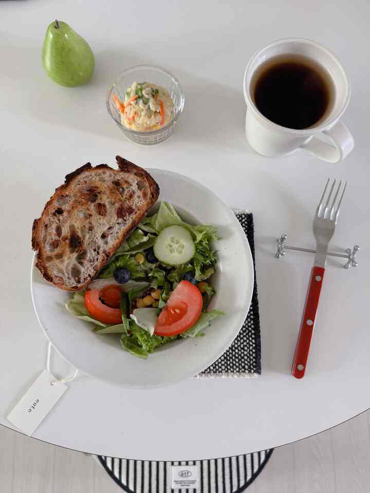 昨日作ったポテトサラダ🥔 
サワークウパンにイチゴジャムを塗り、ジャガイモのサラダを上げると  
世界の幸せな味😋
楽しい連休をお過ごしください🧡 
#オーホームストーリー3 #コンスープ記録 
_
＃onmytable #tablesetting ＃サブカルトリー＃カトラリーおすすめ＃マーブルフルーツ＃テーブルマット＃イオテ 